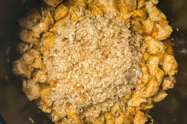 Laying White Rice Chicken Pieces Making Pilaf Slow Cooker — Stock Photo, Image