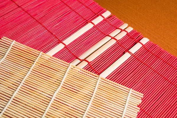 Тканые бамбуковые коврики для сервировки стола . — стоковое фото