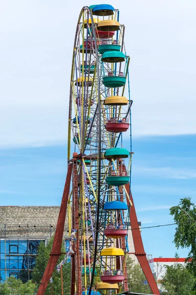 Egy Nagy Gyermek Körhinta Ferris Kerék — Stock Fotó