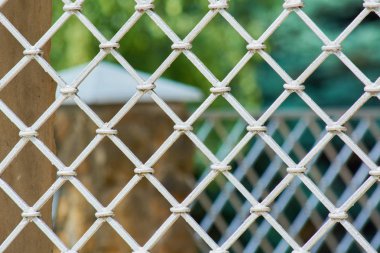 İnsanların yasak geçişi için demir kafes çit