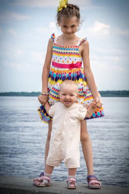 Nehirde iskelede yürüyen iki güzel kız kardeş