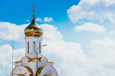 Bulutların arka planı üzerinde kilise.