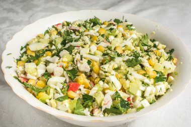 Tabakta lezzetli şenlik salatası.