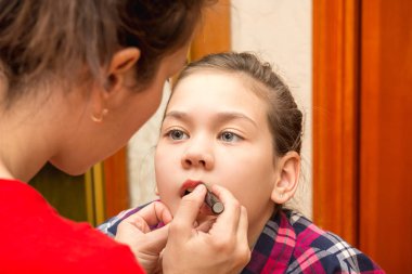Evde fotoğraf çekimi için anne ruj