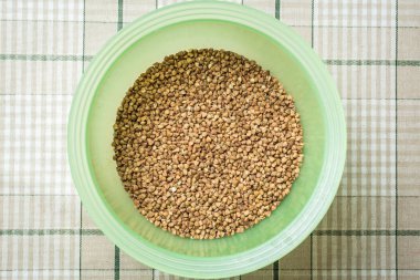 Mutfak masasında derin yeşil patlıcan lapa pişirmek için grenli karabuğday.