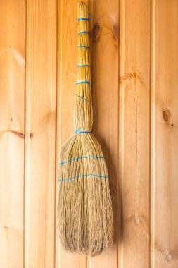 Banyoda duvarda asılı sarı süpürge