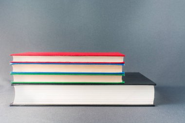 renkli kitapların yakın çekim.