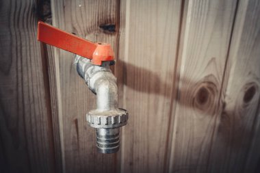 Saunada kırmızı saplı demir horoz