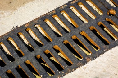 Kanalizasyonda su akışı için demir ızgara