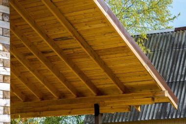 Büyük bir evin ahşap çatısı..