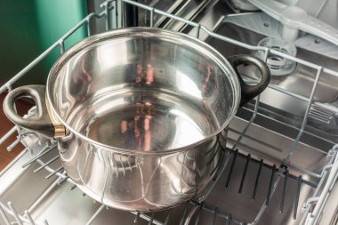 Kirli tencere bulaşık makinesinde yatıyor