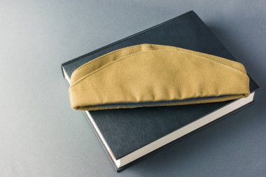 Yeşil askeri kap kara kitapta