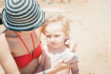 Küçük çocuk güneş çarpmasından annesine baskı yaptı.