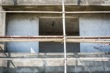 Kaldırma için geçici merdivenile pencere çerçevesi yapımı