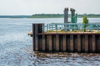 Suya erişimi olan eski iskele