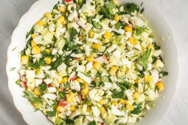 Tabakta lezzetli şenlik salatası.