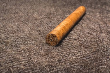 Güzel Küba puro Şallar üzerinde yatıyor.