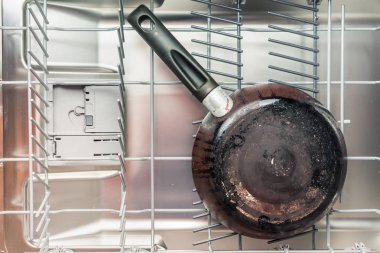 Kirli kızartma tavası bulaşık makinesinde yatıyor