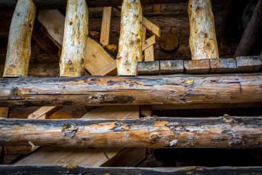 Ahşap merdiven korkuluklarının kapatılması.