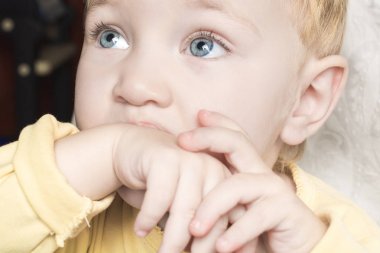 Güzel çocuk elini ağzına ısırıyor