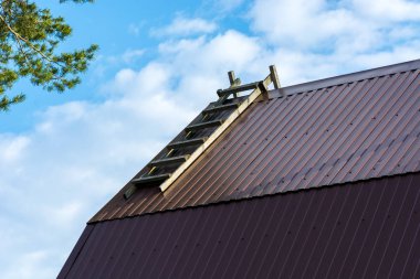 Çatıda ahşap bir merdiven.