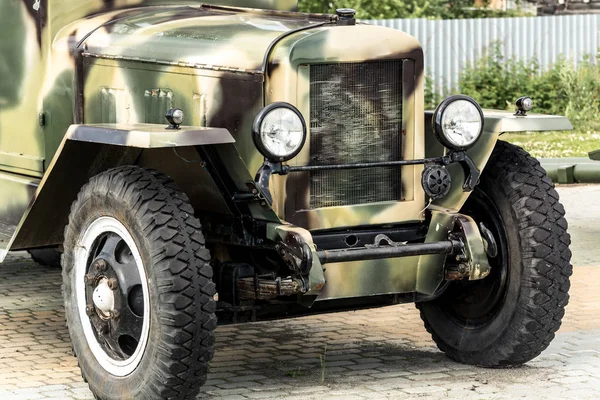 Eski askeri aracın ön kısmı.