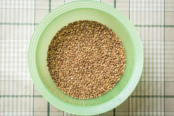 Mutfak masasında derin yeşil patlıcan lapa pişirmek için grenli karabuğday.