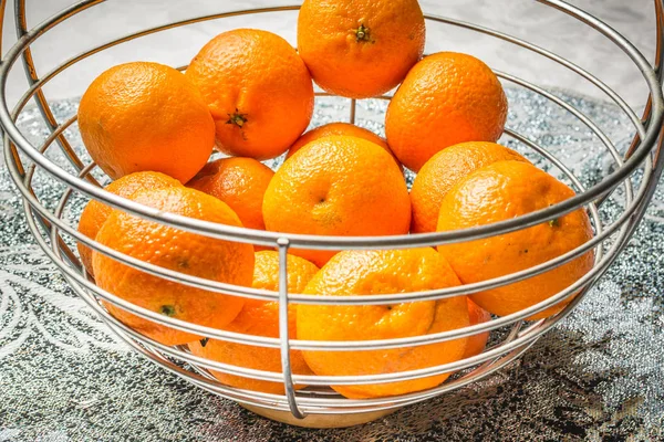 Orangene Mandarinen Korb Auf Dem Festtagstisch — Stockfoto