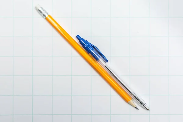 Crayon Jaune Stylo Bleu Sur Papier Blanc — Photo