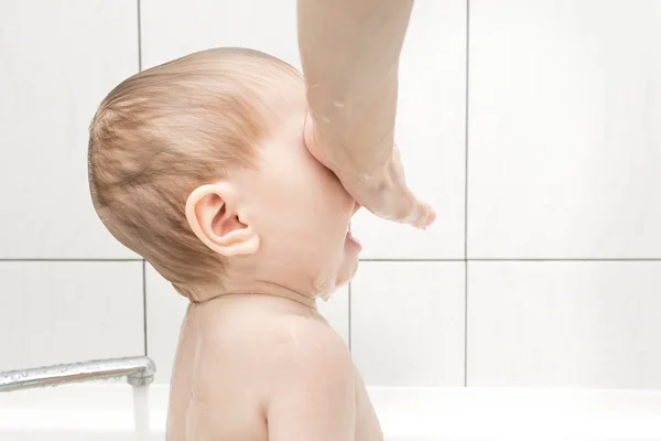 Happy baby girl bathing in bath — Stock Photo, Image