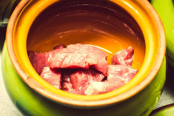 Красное Мясо Приправленное Специями Глиняном Горшке — стоковое фото