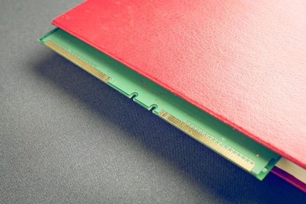 RAM jest wstawiany na stronach kolorowych książek — Zdjęcie stockowe