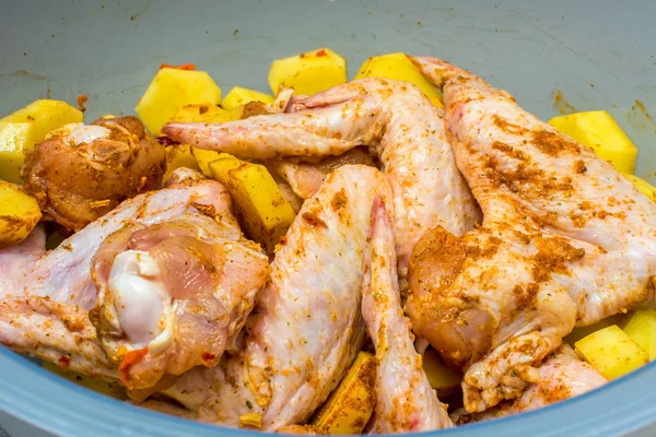 Marinated sayap ayam dengan kentang — Stok Foto