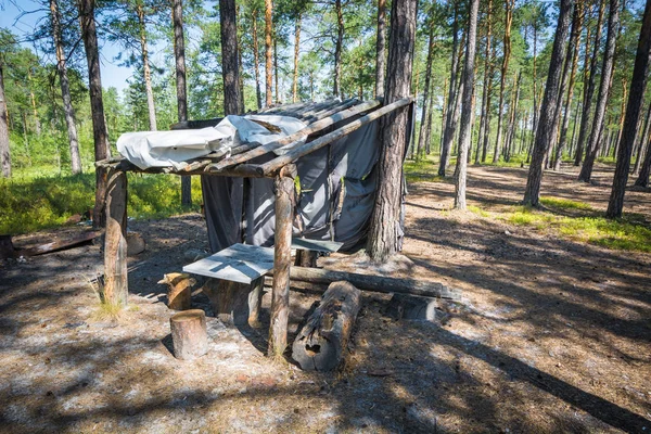 Cabine Tronco Com Mesa Tocos Floresta Entre Árvores — Fotografia de Stock