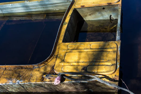 川に沈んだオレンジ色のボート — ストック写真