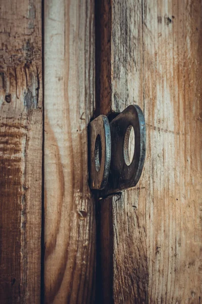 Μεντεσέδες σε μια ξύλινη πόρτα — Φωτογραφία Αρχείου