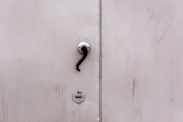 Σιδερένια Λαβή Πόρτας Για Άνοιγμα Και Κλείσιμο Θυρών — Φωτογραφία Αρχείου