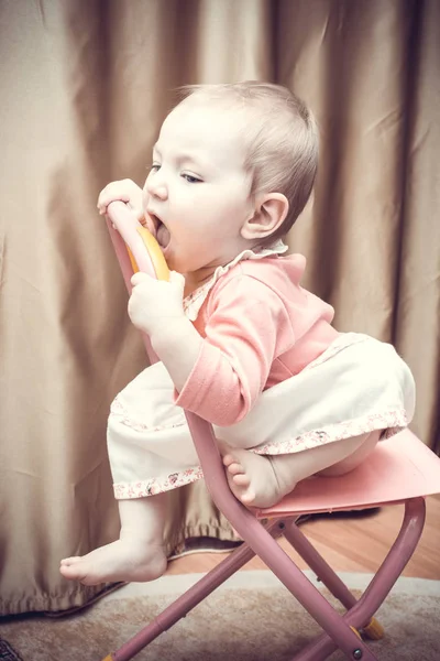 Porträt eines schönen, kleinen Babys — Stockfoto