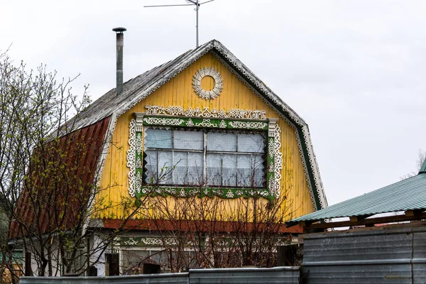 Casa Madeira Velha Com Telhado Modelado — Fotografia de Stock