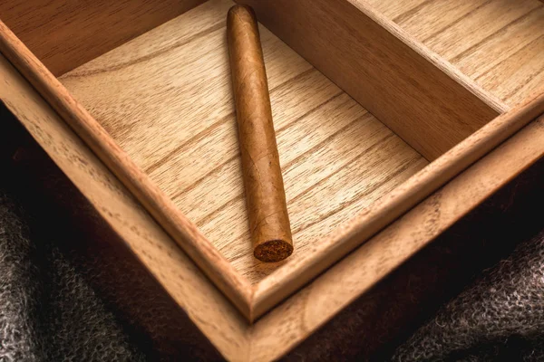 Cigarrillo Cubano Largo Humidor Cedro Español —  Fotos de Stock