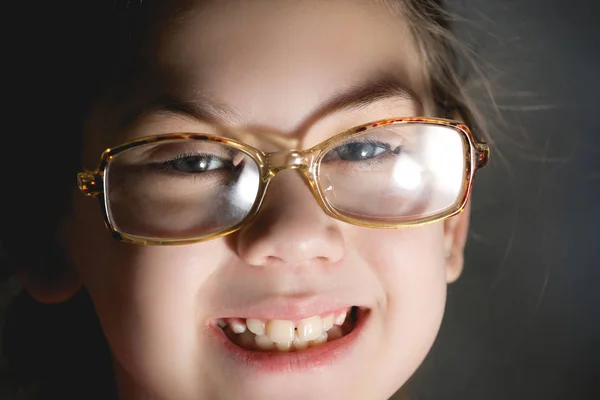 Ein Lächeln ist das schönste Baby in der Brille — Stockfoto