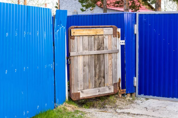 Ein Holztor Mit Vorhängeschloss — Stockfoto