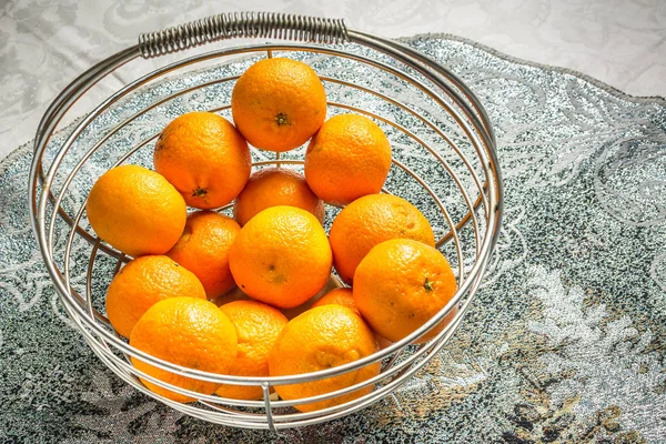 Orangene Mandarinen Korb Auf Dem Festtagstisch — Stockfoto