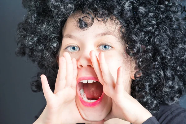 Belle fille dans une perruque bouclée noire appelle à l'aide ouvrir sa bouche — Photo