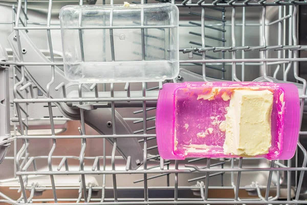 Масло в посудомоечной машине. — стоковое фото