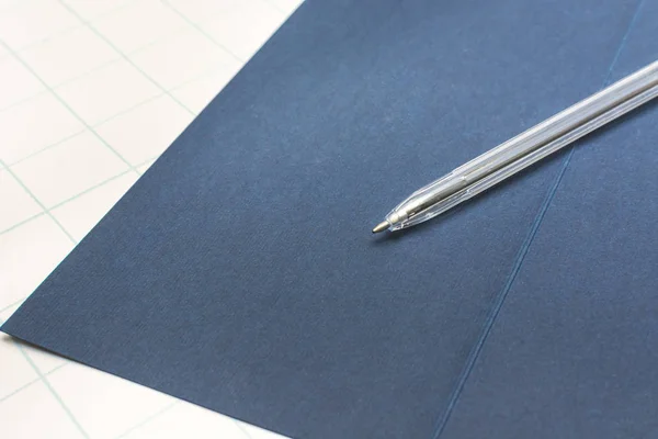 Klasyczne Niebieskie Pióro Czapką Leży Niebieskim Koperty Pisania Biznesu — Zdjęcie stockowe