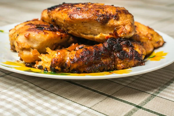 Gerecht van gebakken kippenborst filet in een bord op de keuken tafel. — Stockfoto