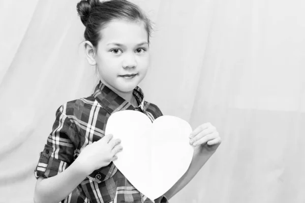 Niño sonriente sosteniendo un corazón de papel —  Fotos de Stock