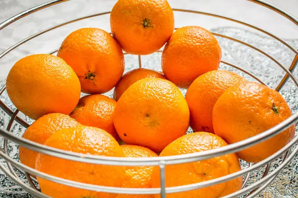 Orangene Mandarinen Korb Auf Dem Festtagstisch — Stockfoto