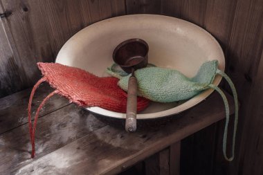 Pelvis bir kova ile Kepçeler.